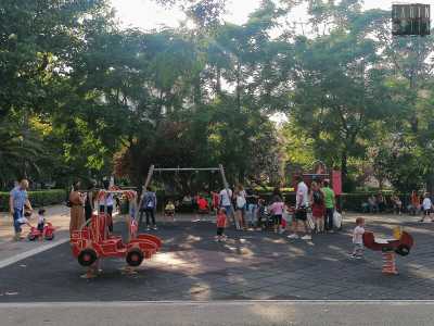 Appena entrati troviamo subito frotte di bambini intenti a divertirsi con le giostrine presenti...